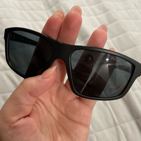 prada sunglasses - Picture 1 of 2